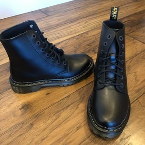 Luana Black Dr. Martens.